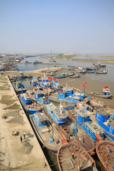 Schepen in de terminal vissershaven — Stockfoto