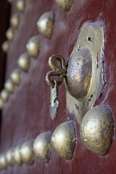 Koło w żelazne drzwi — Zdjęcie stockowe