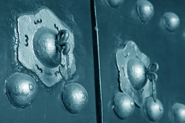 Círculo na porta de ferro — Fotografia de Stock