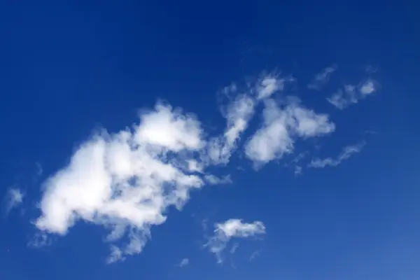 Blauer Himmel und weiße Wolken — Stockfoto