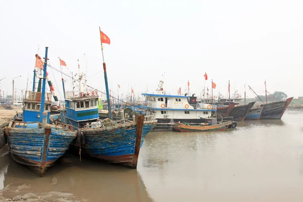 Buques en la terminal del puerto pesquero —  Fotos de Stock