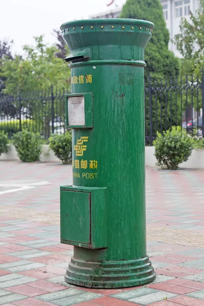 Närbild av postlåda i gatan — Stockfoto