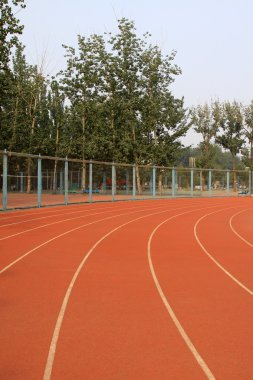 Bahçesi plastik pist ve yeşil ağaçlar