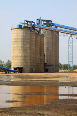 hammadde depo ve çimento fabrikasında bir Konveyör bant