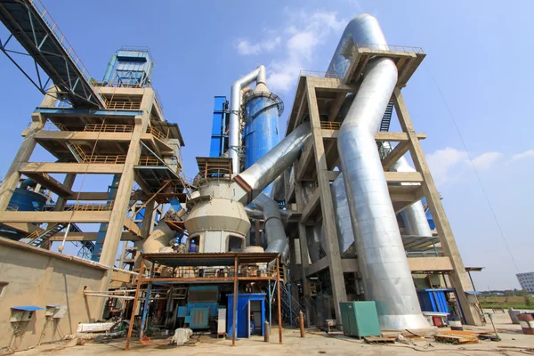 Instalaciones mecánicas gigantes en una fábrica de cemento — Foto de Stock