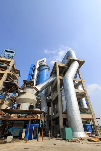 Giant mechanical facilities in a cement factory — Stock Photo, Image