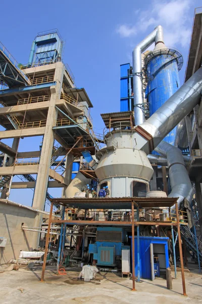 Giant mechanical facilities in a cement factory — Stock Photo, Image