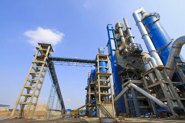 Instalaciones mecánicas gigantes en una fábrica de cemento — Foto de Stock