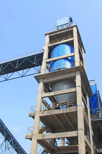 Mechanische voorzieningen in een cementfabriek — Stockfoto