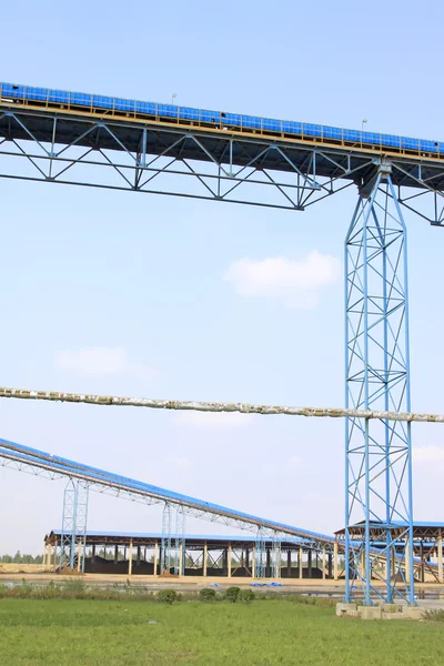 Mechanische voorzieningen in een cementfabriek — Stockfoto