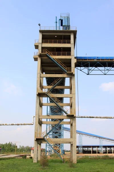 Mekaniska anläggningar i en cementfabrik — Stockfoto