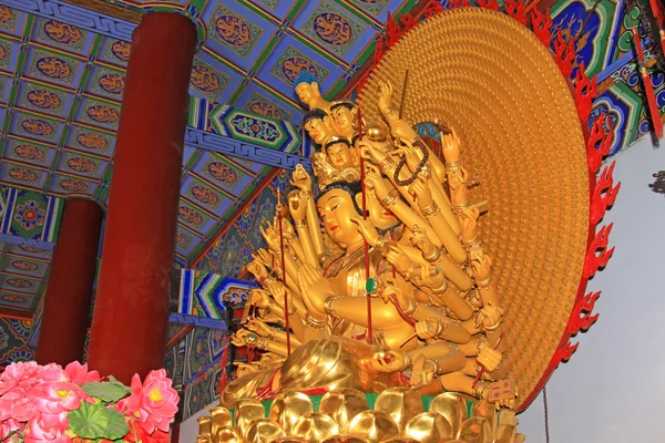 Buddismo piedade estátua de Guanyin no salão em um templo — Fotografia de Stock