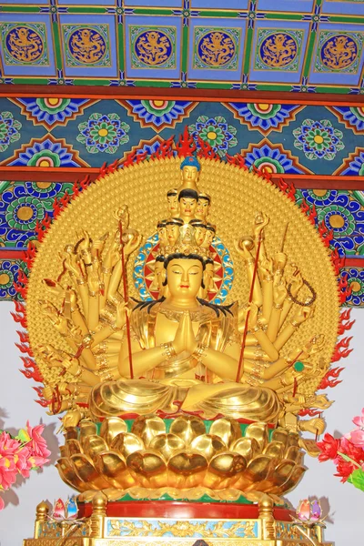 Buddism godness Guanyin statue in the hall in a temple — Stock Photo, Image