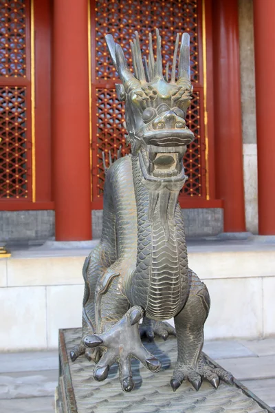 夏宮殿、北京で金属製の龍の彫刻 — ストック写真