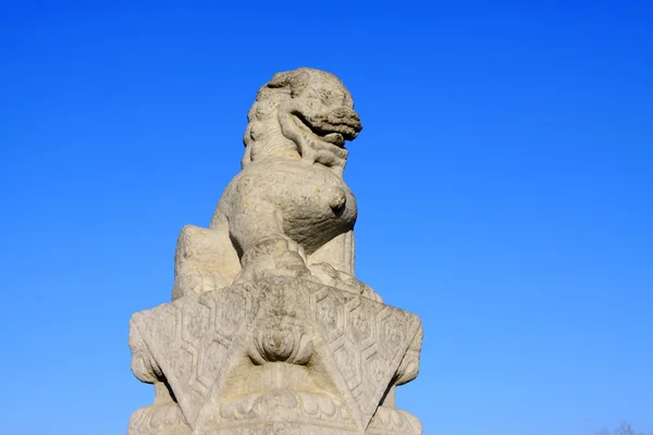 Kamenné sochy lva v sedmnáct děr mostní zábradlí — Stock fotografie