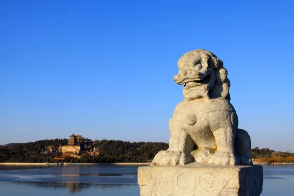 Taş aslan heykelleri, on yedi delik köprü korkuluk — Stok fotoğraf