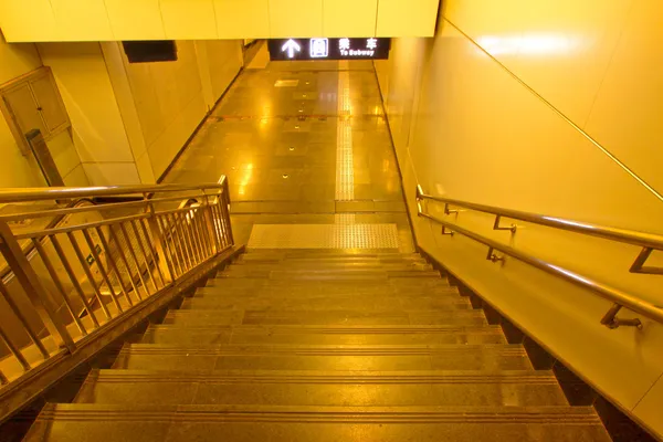 Le scale nella stazione della metropolitana della città, Pechino — Foto Stock