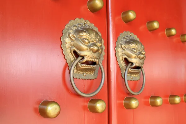 Metallo Knocker sulla porta della Città Proibita di Pechino, mento — Foto Stock