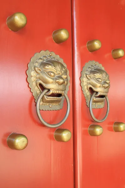 Metallo Knocker sulla porta della Città Proibita di Pechino, mento — Foto Stock