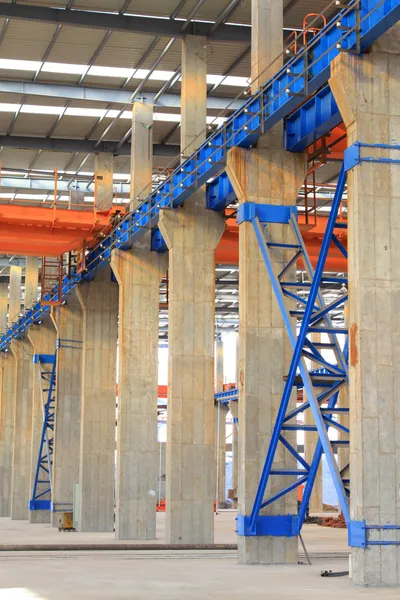 Oficina de produção industrial viga de aço telhado — Fotografia de Stock