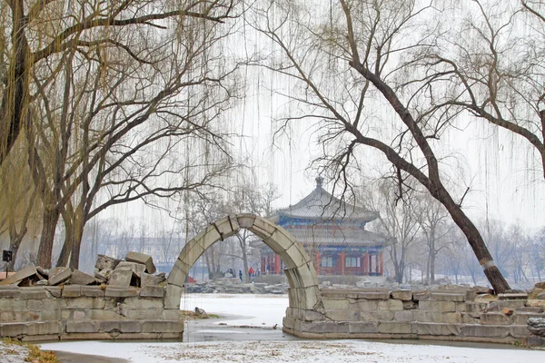 Kettétört híd régi nyári palota romjai park táj, Peking, — Stock Fotó