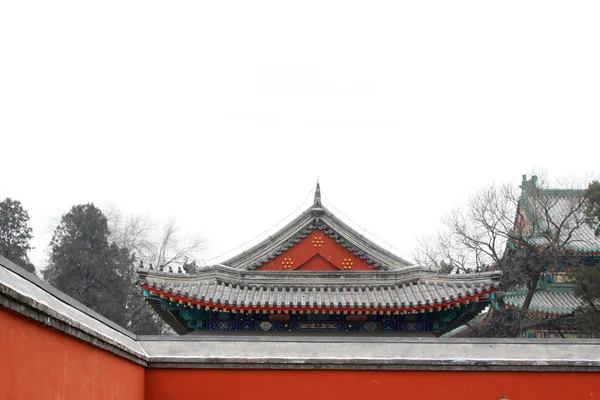 Telhado e paredes no templo de Zhengjue em ruínas velhas do palácio do verão — Fotografia de Stock