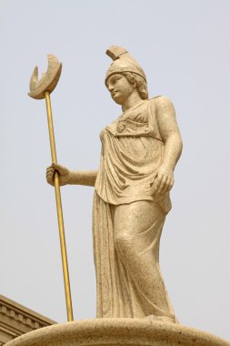 karakter heykel gökyüzünde