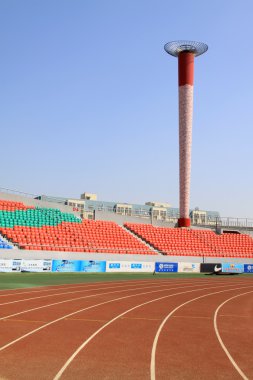 kırmızı plastik pist meşale ve sporcu yer
