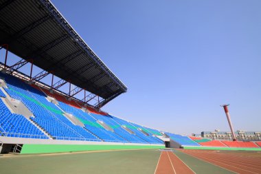 kırmızı plastik pist ve bir spor zemin yapı