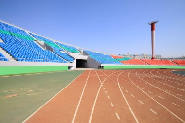 kırmızı plastik pist ve bir spor zemin yapı