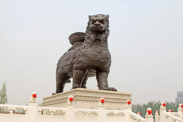 León de hierro en un parque — Foto de Stock