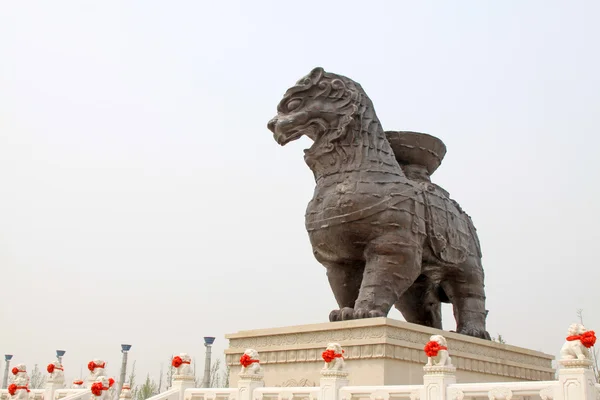 Iron lion in a park — Stock Photo, Image