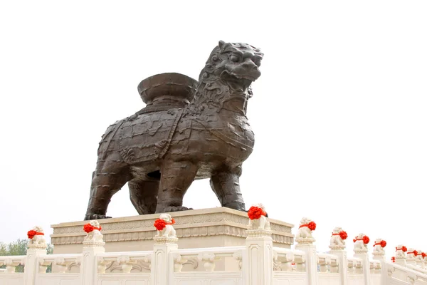 Iron lion in a park — Stock Photo, Image