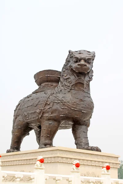 Vas oroszlán egy parkban — Stock Fotó
