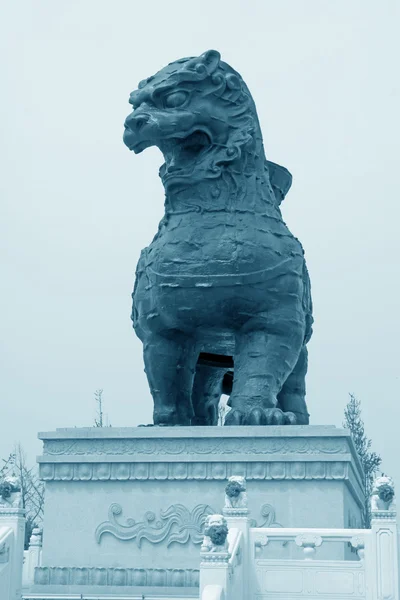 Eiserner Löwe im Park — Stockfoto