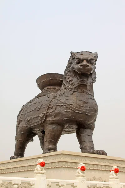 Vas oroszlán egy parkban — Stock Fotó