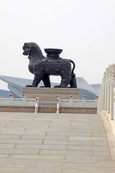 León de hierro en un parque — Foto de Stock