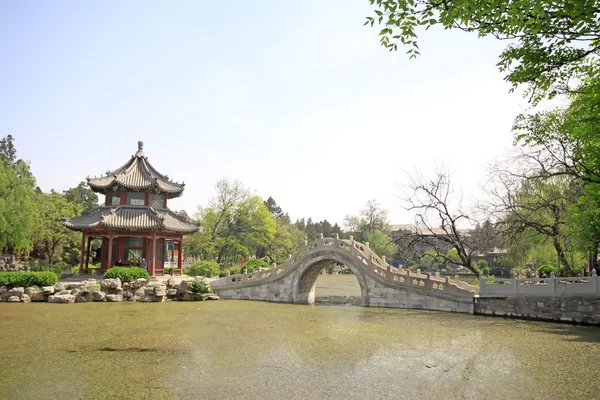 Pabellón, paisaje hermoso estanque, arquitectura tradicional china — Foto de Stock