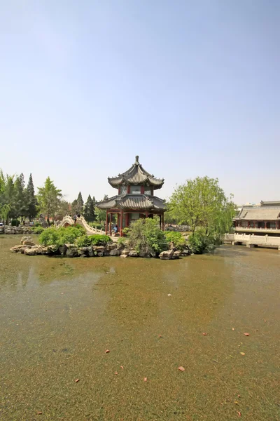 Pabellón, paisaje hermoso estanque, arquitectura tradicional china — Foto de Stock