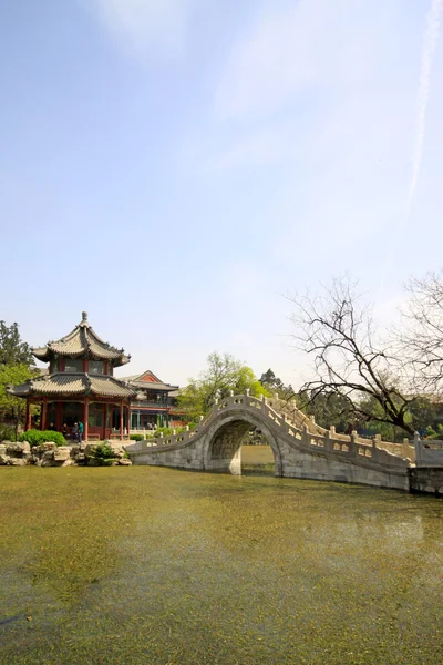 Pabellón, paisaje hermoso estanque, arquitectura tradicional china — Foto de Stock