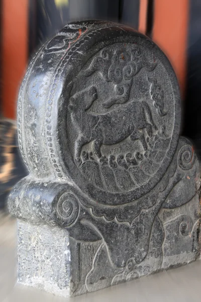 Pedra escultura artesanato antes da porta em um parque, uma traditiona — Fotografia de Stock