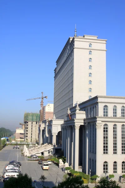 Edificio alto y el entorno circundante norte de China — Foto de Stock