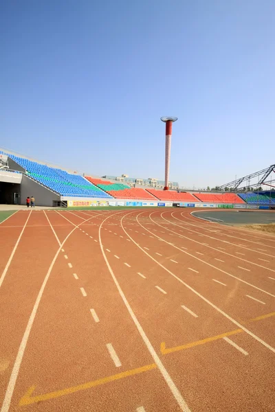 Antorcha de pista de plástico rojo y en un campo de deportes — Foto de Stock