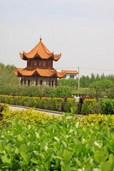 Ackerland und traditioneller Baupavillon in einem Park, Nordkinn — Stockfoto