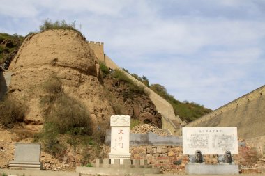 Eski toprak kale manzaralı bir yere