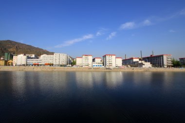 nehir kıyısında, güzellik manzara binalarda
