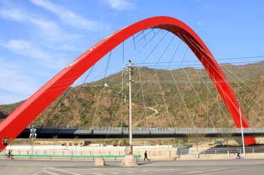 köprü manzara mavi gökyüzünün altında inşa
