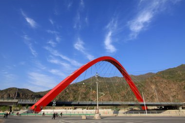 köprü manzara mavi gökyüzünün altında inşa