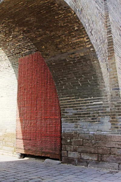 Old iron gate on the Great Wall — Stock Photo, Image