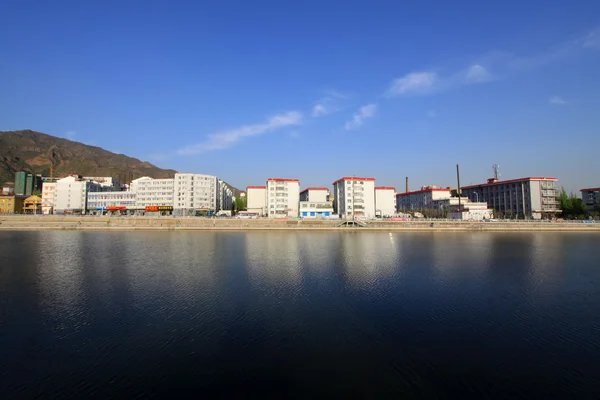 Gebäude am Flussufer, schöne Landschaft — Stockfoto